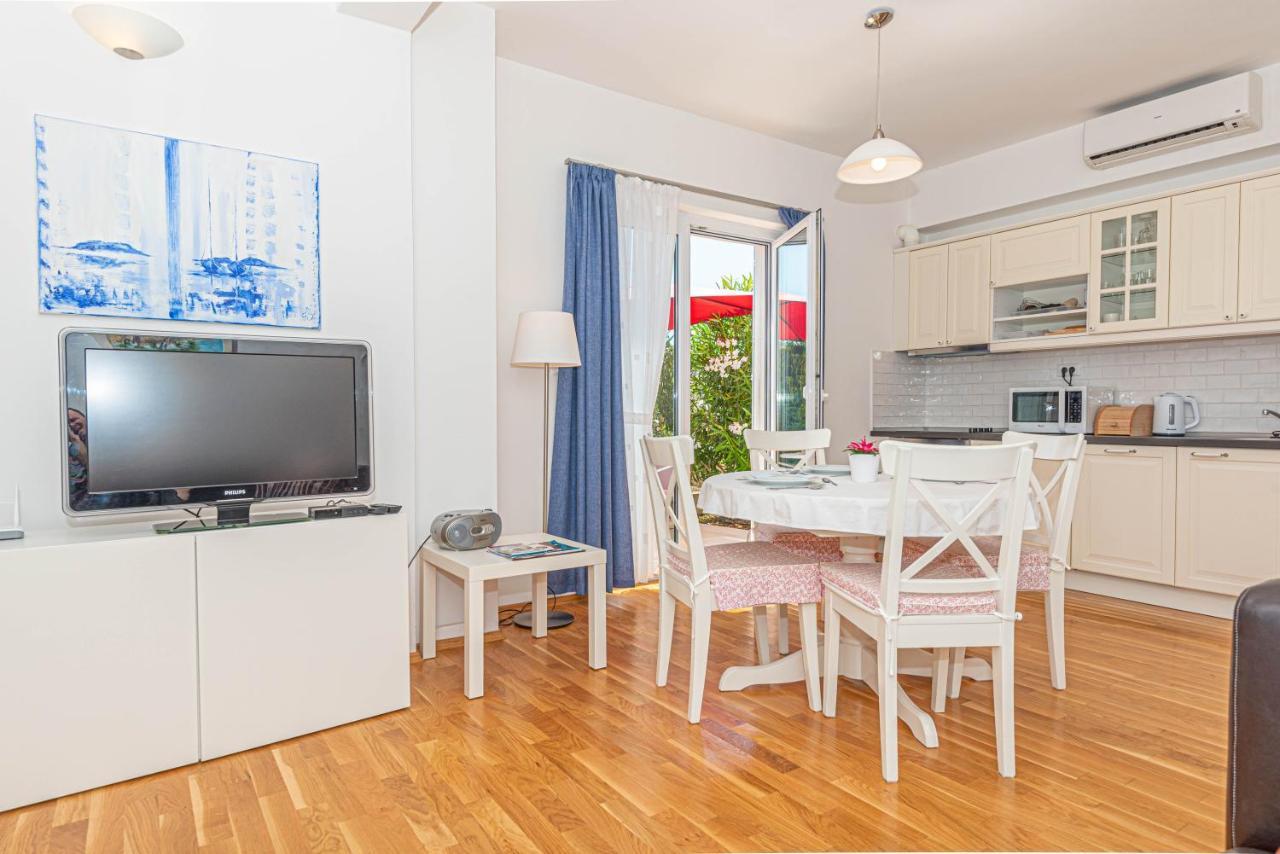 Apartments Villa Tribunj Tribalj Екстериор снимка