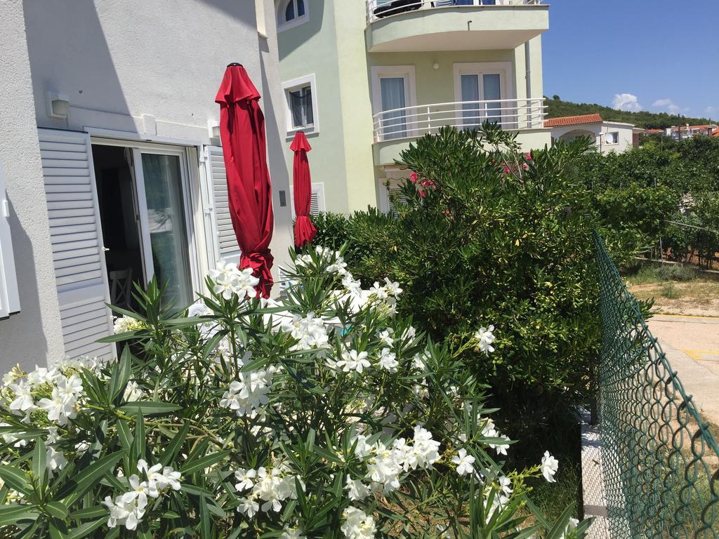 Apartments Villa Tribunj Tribalj Екстериор снимка